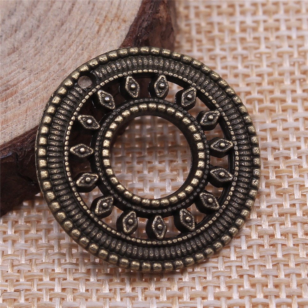 Vintage Collectible Item - 10 قطع من المعلقات الدائرية مقاس