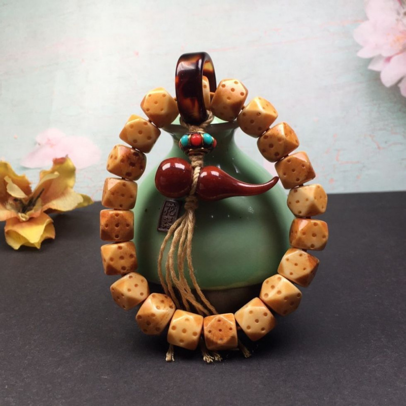 خرز زاوية الشكل للرجال من مواد - مراجعة Vintage Collectibles And More وسعره